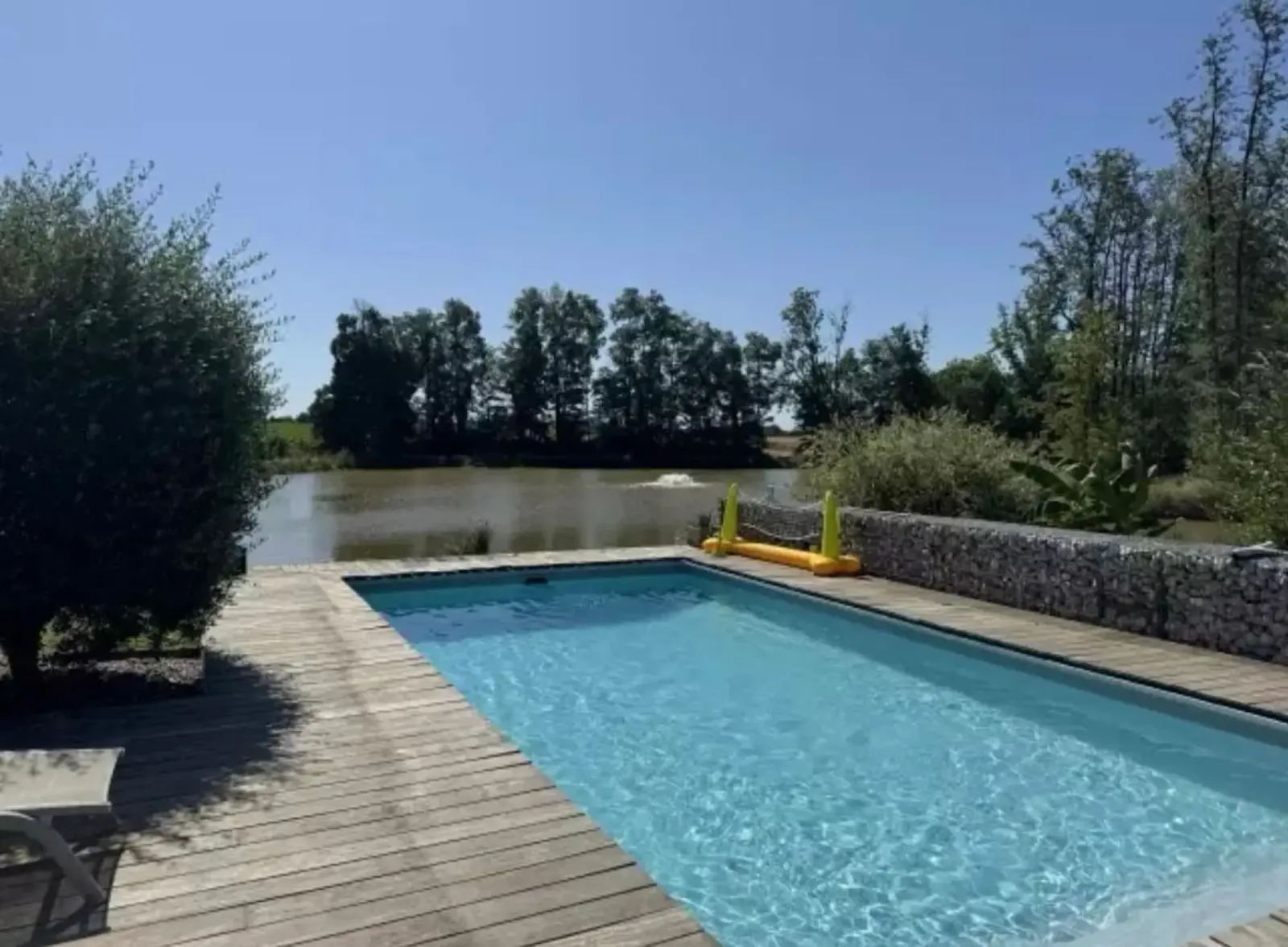 Maison bressane rénové – Étang privé, piscine et plus de 2 hectares de terrain