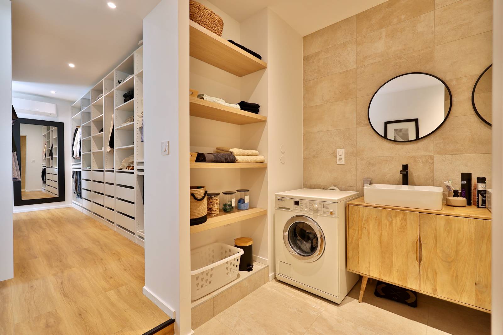 Belle maison rénovée à Saint-Cyr-au-Mont-d'Or, climatisation et matériaux haut-de-gamme, 2 chambres avec suite parentale salle de douche, au calme