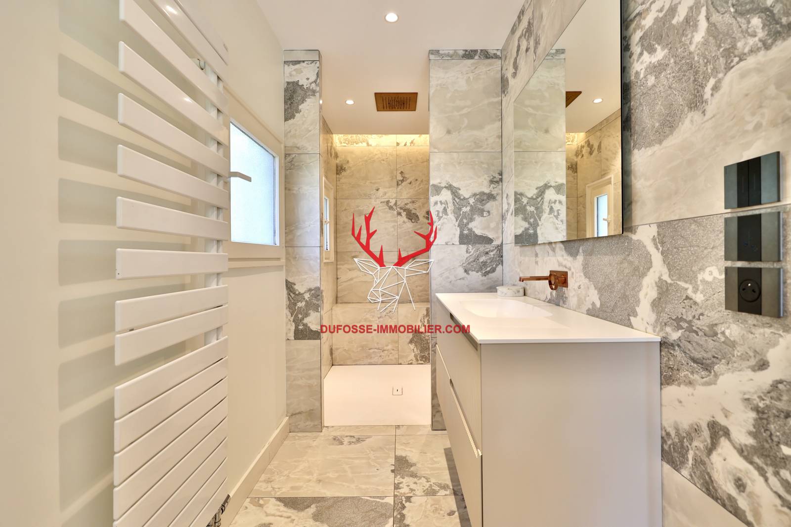 Villa rénovée avec piscine Ecully  Piscine 5 chambres terrain plat studio indépendant
