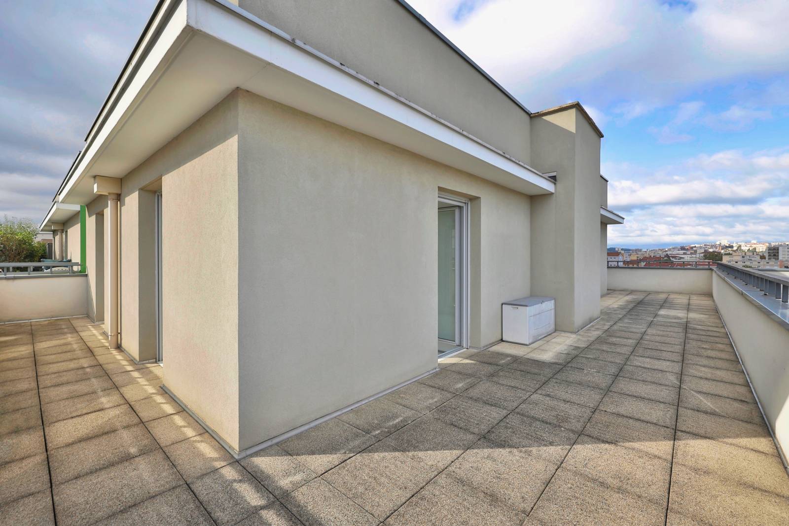 Villeurbanne : terrasse donnant sur les chambres