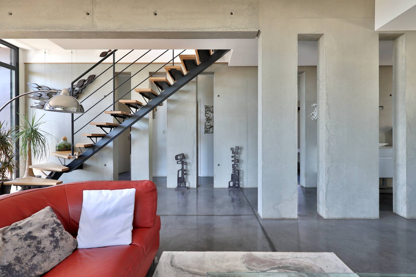 disponible à la maison superbe villa d'architecte à 20 minutes de Lyon