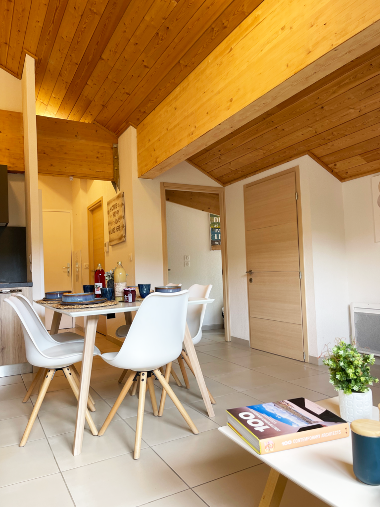 STUDIO SOUS COMBLE - RESIDENCE PISCINE LA joue du loup dans le devoluy