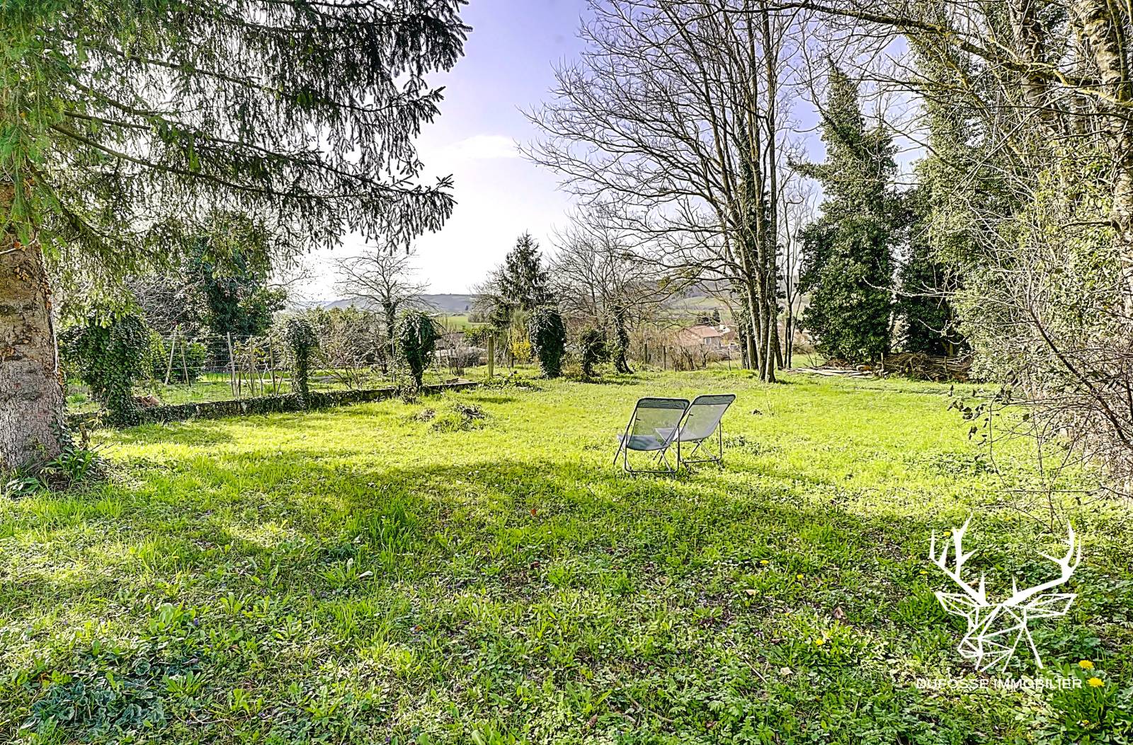 Charantonnay en centre village - Maison de type 4 sur parcelle arborée de 780m² avec cave et dépendances