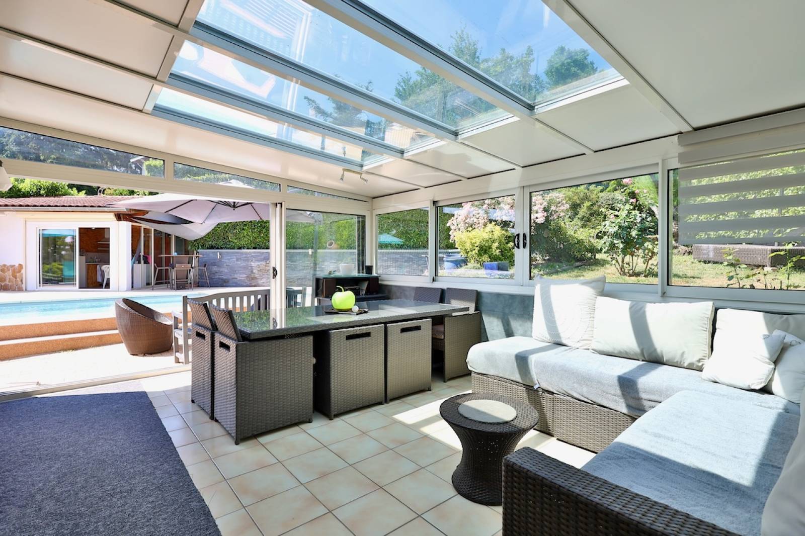 Belle maison individuelle avec véranda, piscine et beau jardin à Collonges-au-Mont-d'Or