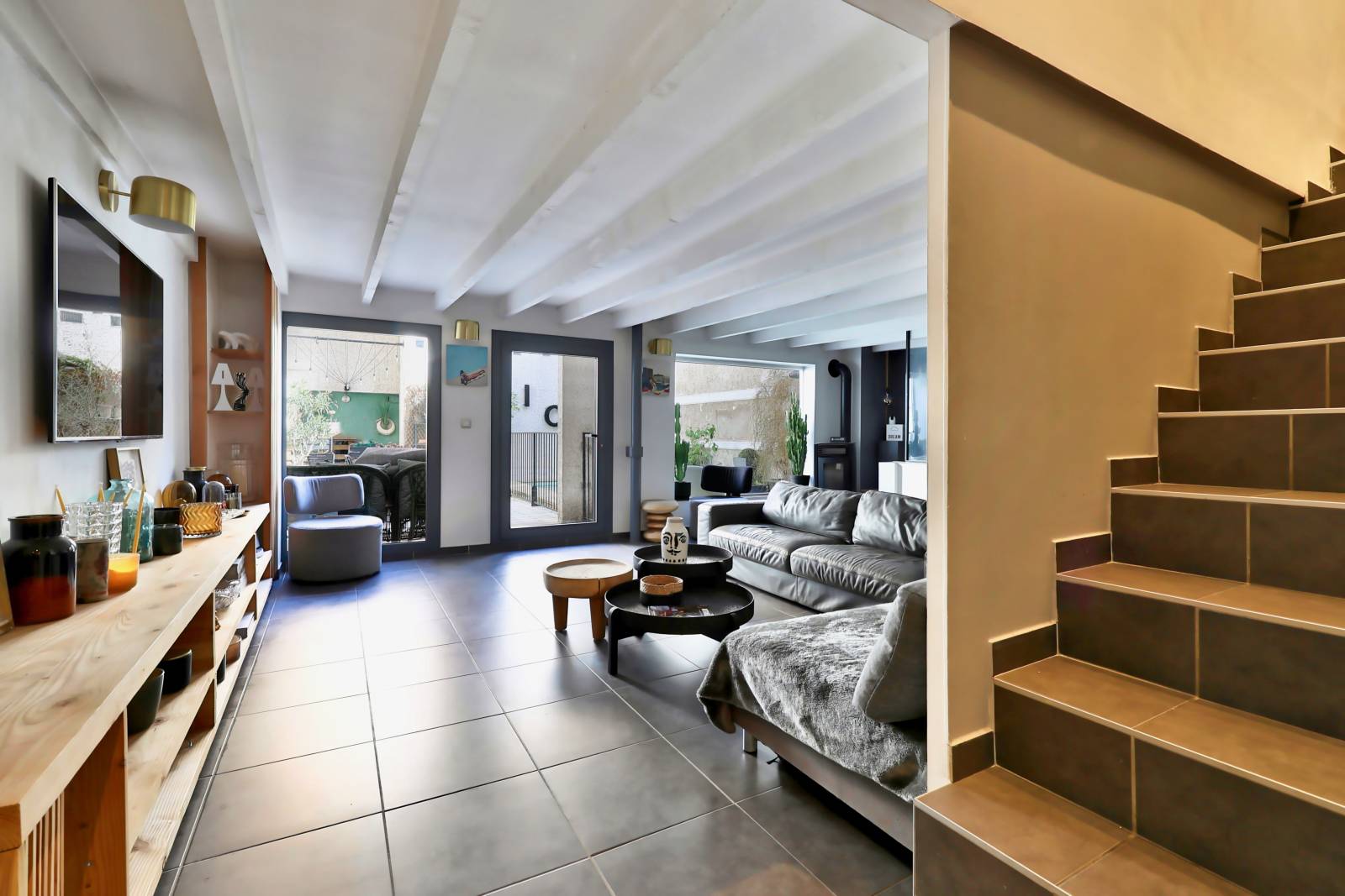 Villeurbanne, RARE maison/appartement atypique, avec patio et piscine chauffée, 4 chambres, grand sous-sol, au calme et au coeur de toutes les commodités