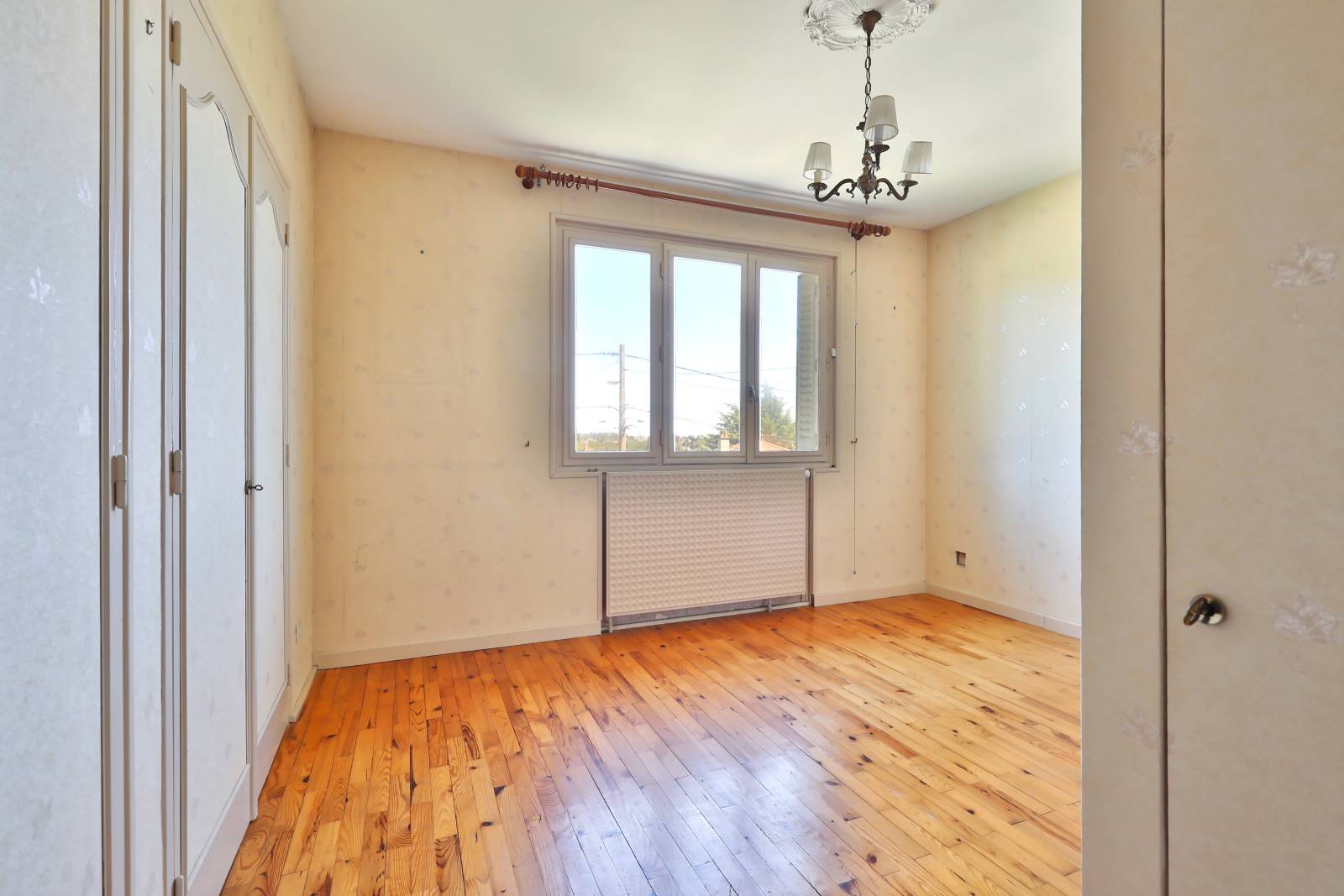 St Genis-les-Ollières , Chambres avec parquet et placards