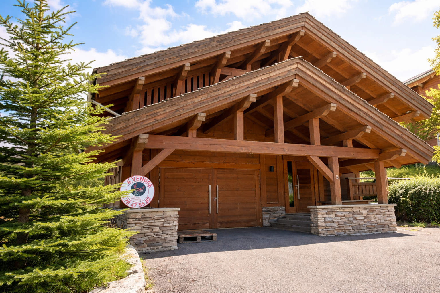 La Joue du loup chalet appartement commerce devoluy