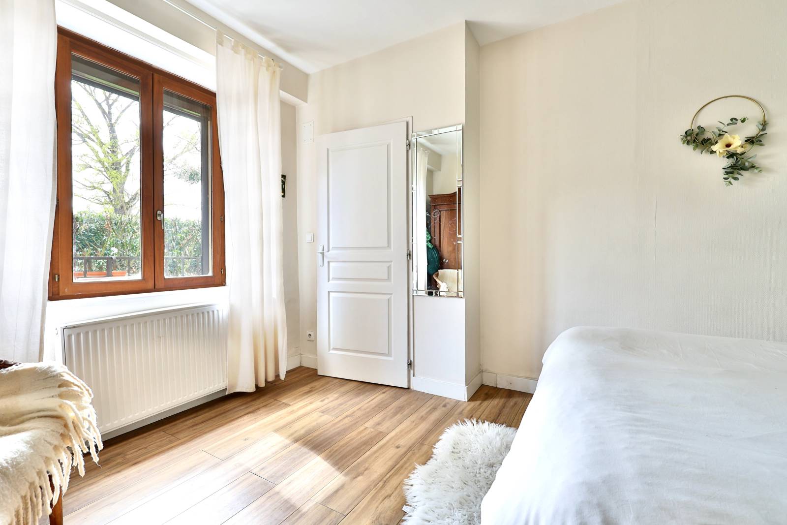 maison ancienne aved charme au centre de les Chères 5 chambres et bureau et salle de jeux