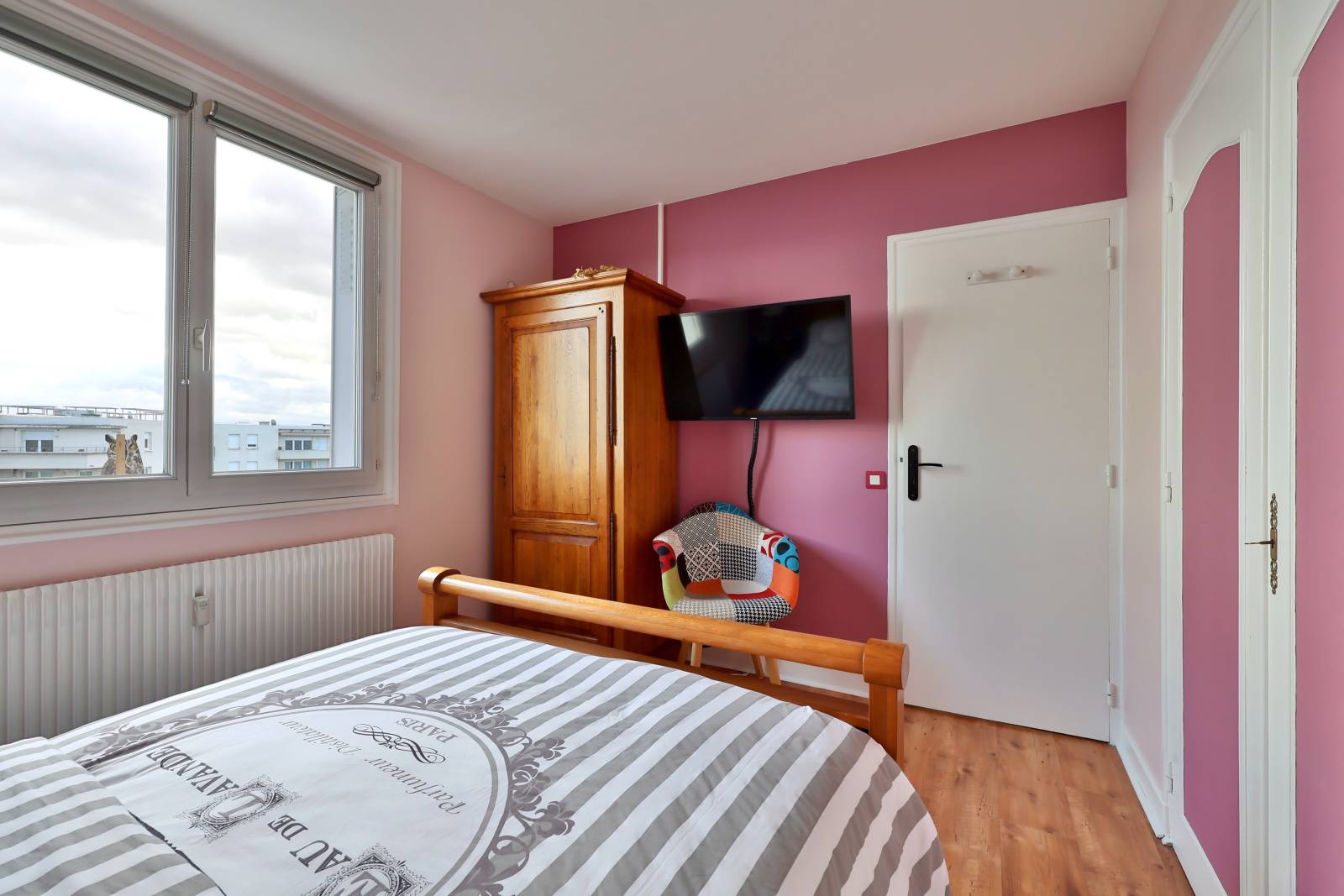 Chambre avec placard mural