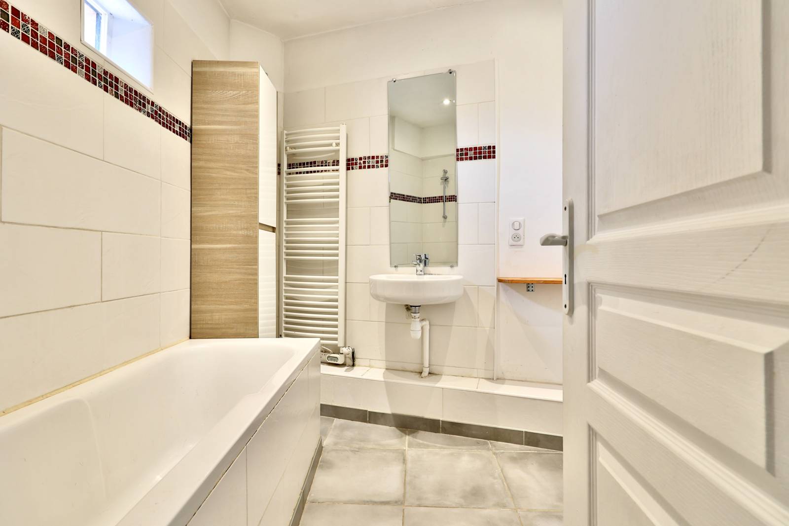 grande maison au centre de Les Chères 