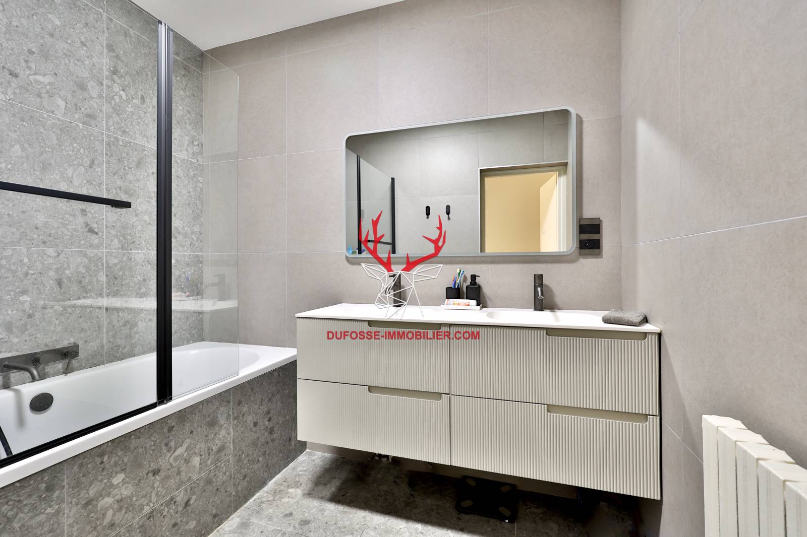 Villa rénovée avec piscine Ecully  Piscine 5 chambres terrain plat studio indépendant