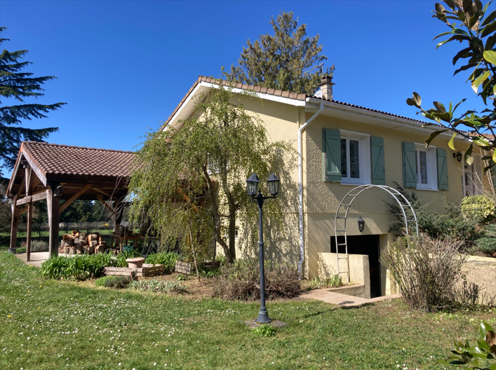 Charantonnay - Belle maison sur terrain arboré de 1675m² - dépendances