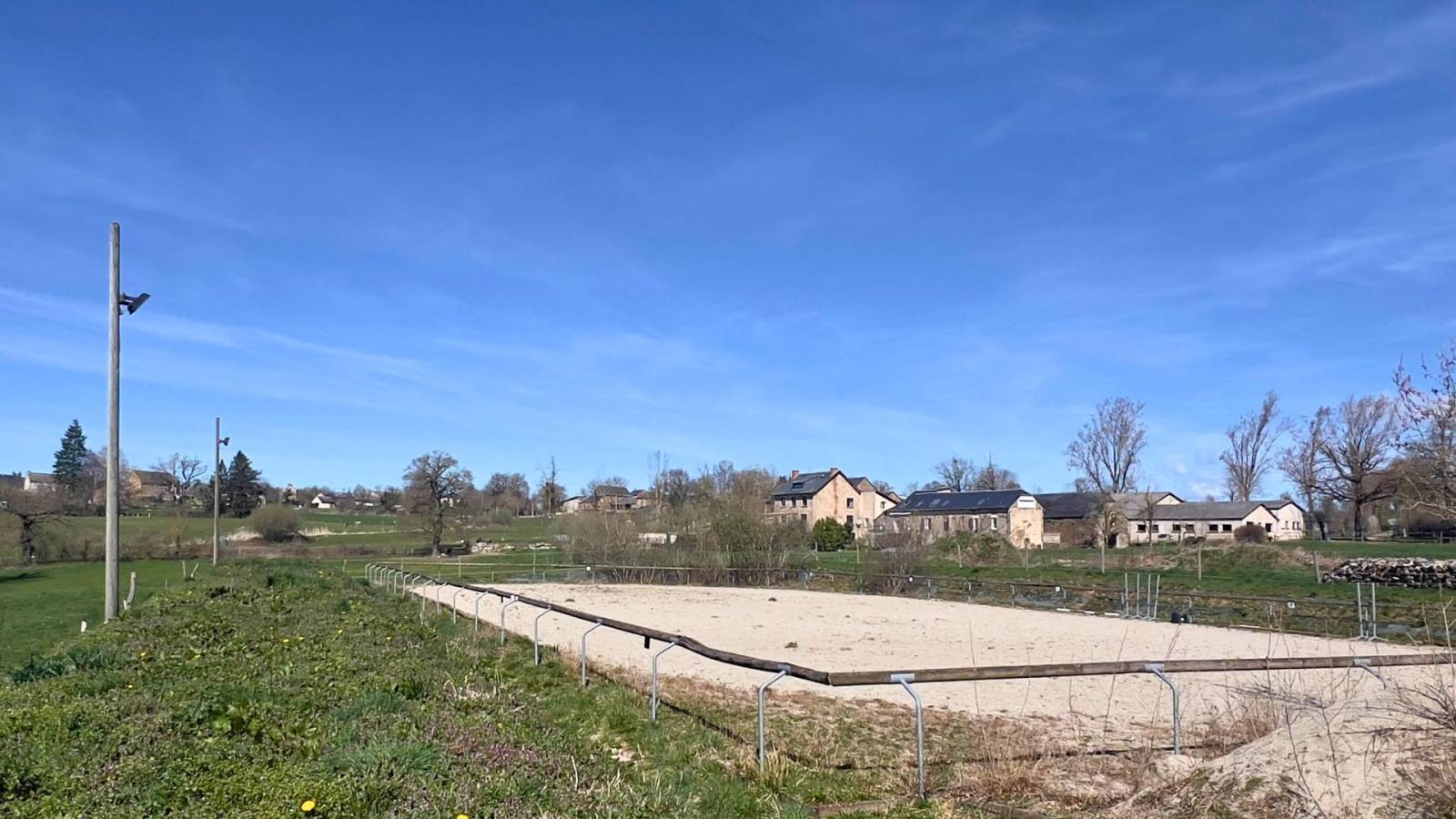 Propriété équestre avec habitations, gîtes et 6,5 hectares en Aveyron