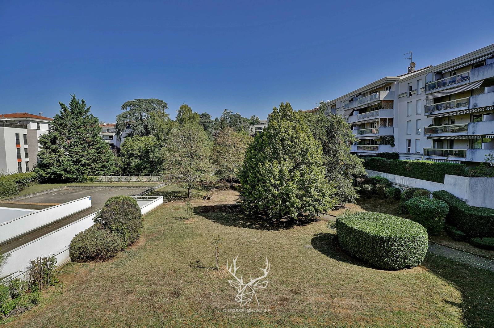 Dans copropriété bien entretenue, T4 de 118m² avec parking et cave
