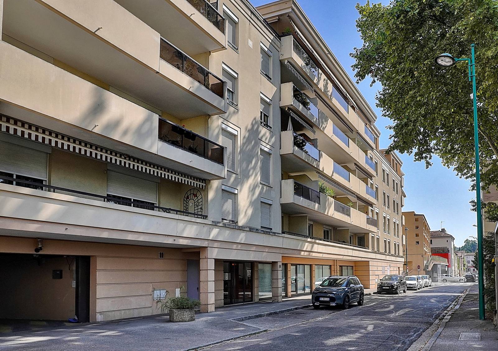 Elégant T4 de 118m² avec terrasse, place de parking, cave, garage en sus - Fontaines/Saône
