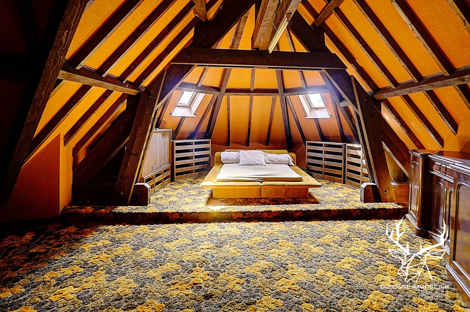 Charantonnay, magnifique propriété 9 pièces avec dépendances (garage double, cave, buanderie, espaces de stockage...) et piscine sur parcelle de 2ha