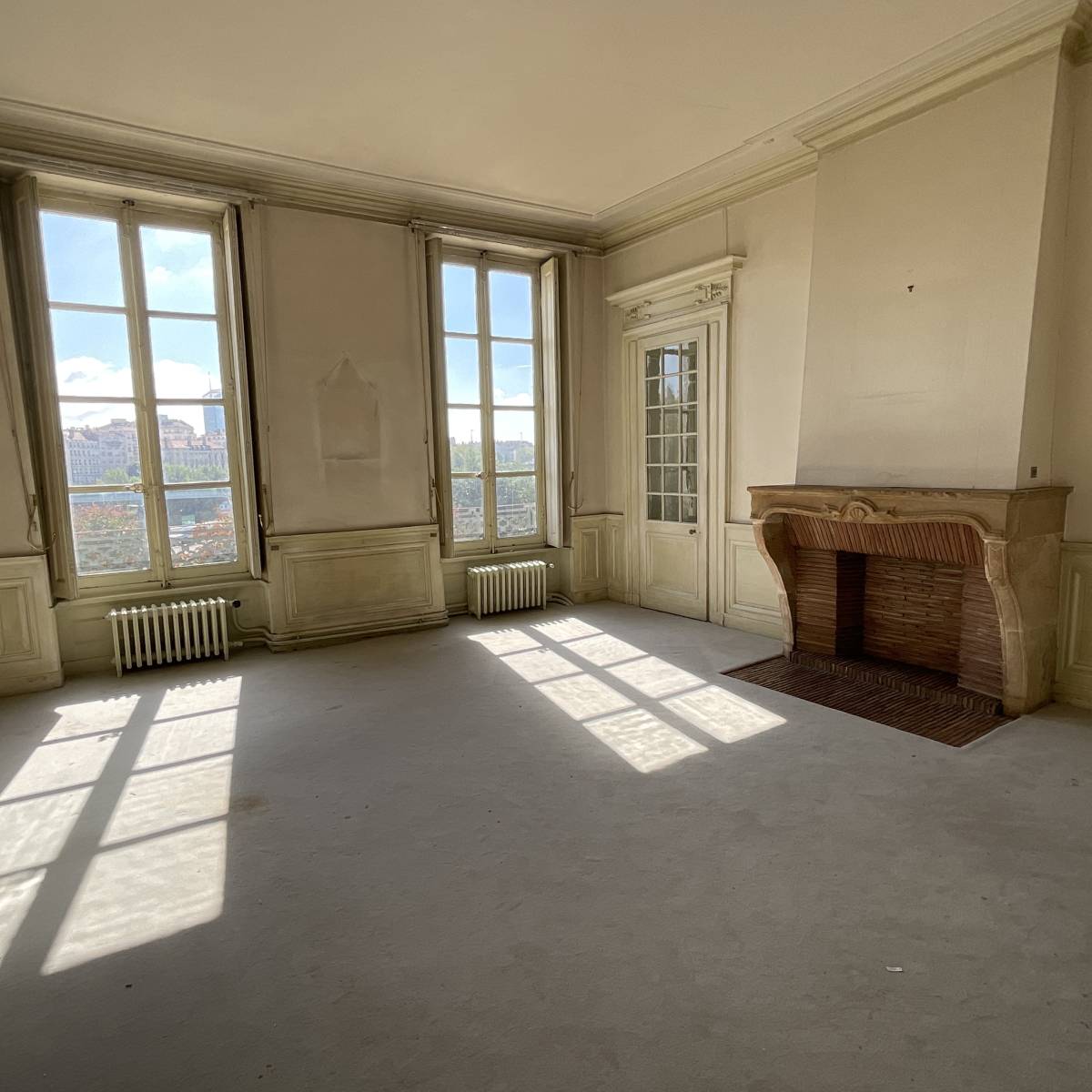 à vendre à Lyon très bel appartement traversant à rénover