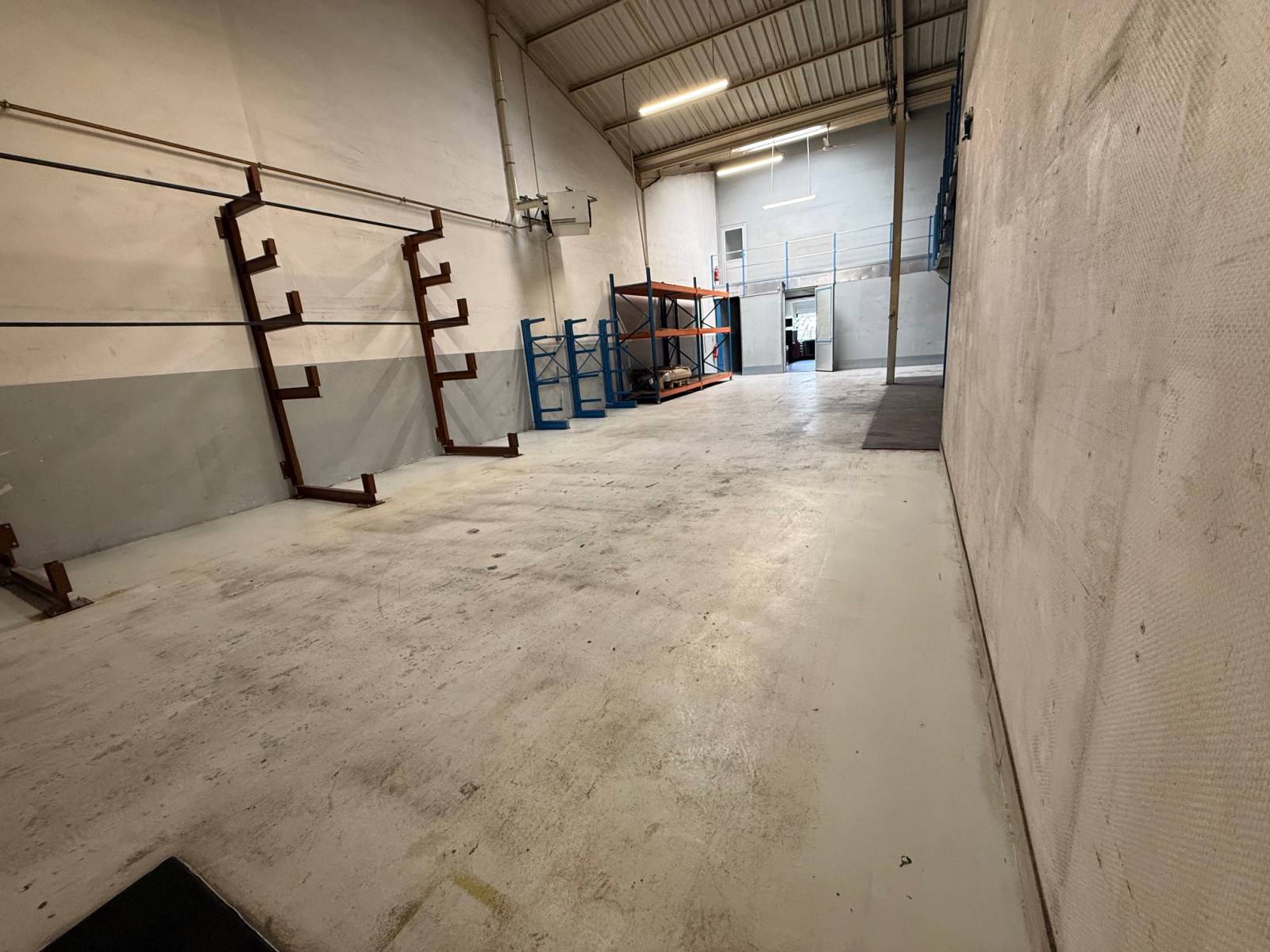 Local industriel de 495 m2 comprenant bureau, réfectoire, salle de réunion