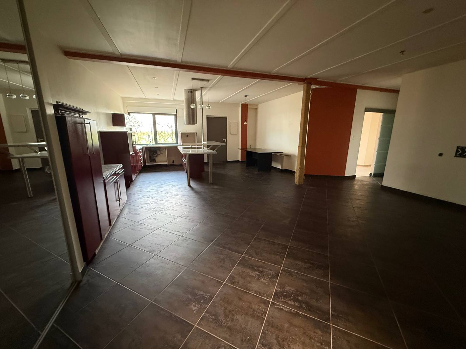 Local industriel de 495 m2 comprenant bureau, réfectoire, salle de réunion