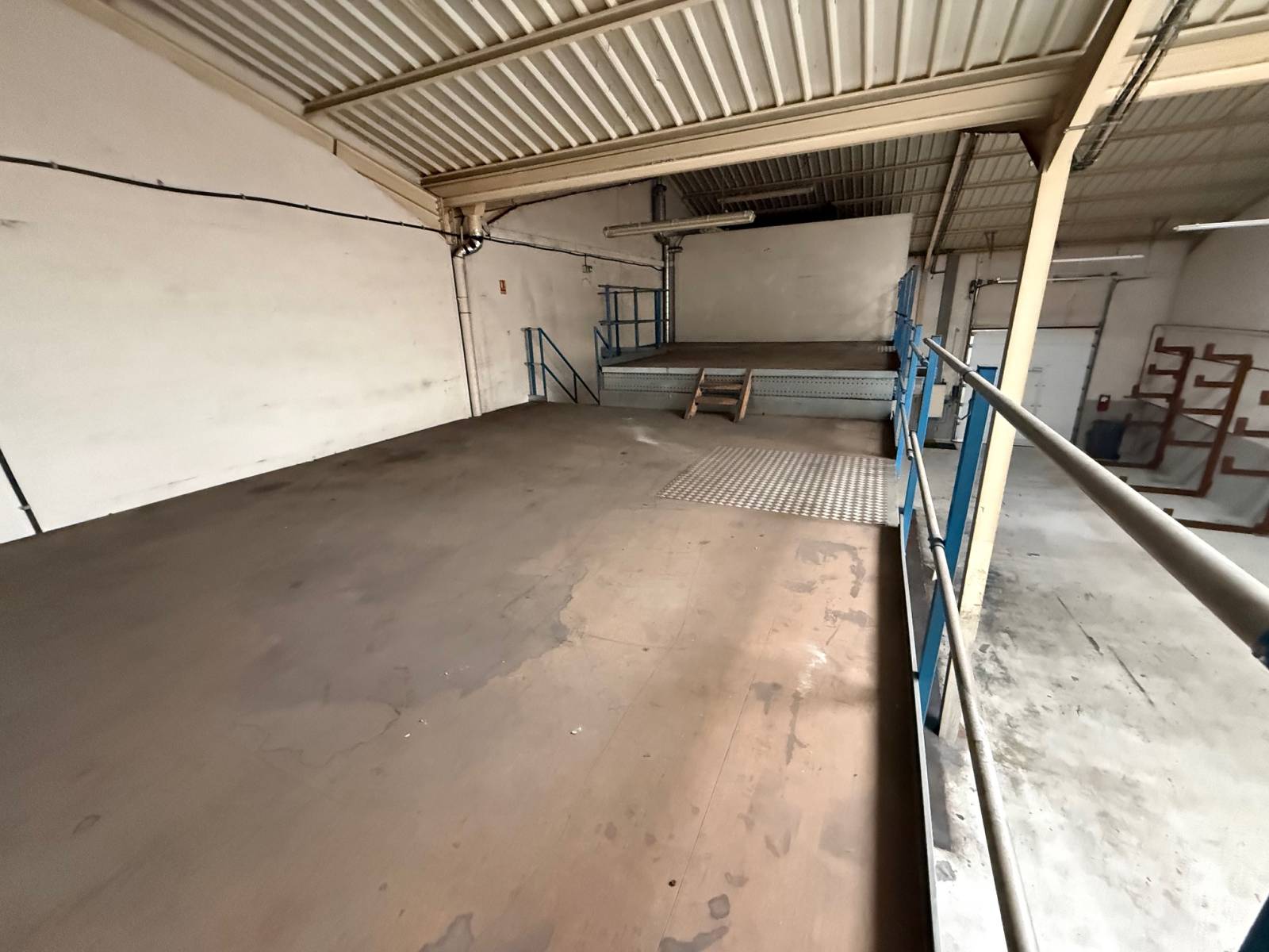 Local industriel de 495 m2 comprenant bureau, réfectoire, salle de réunion