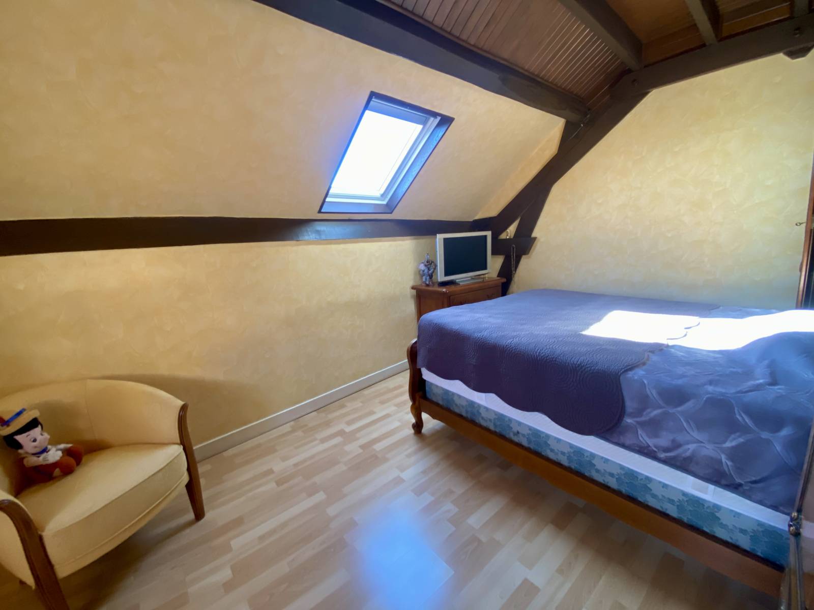 Disponible à la vente : Maison de village à Perreux