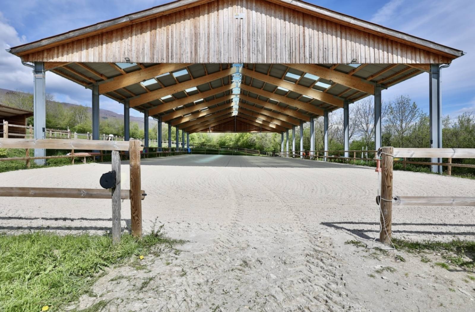 Ecuries à vendre près de la Suisse