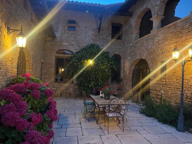 Ville-sur-Jarnioux, ancien Prieuré de 470 m² construit au XVème siècle