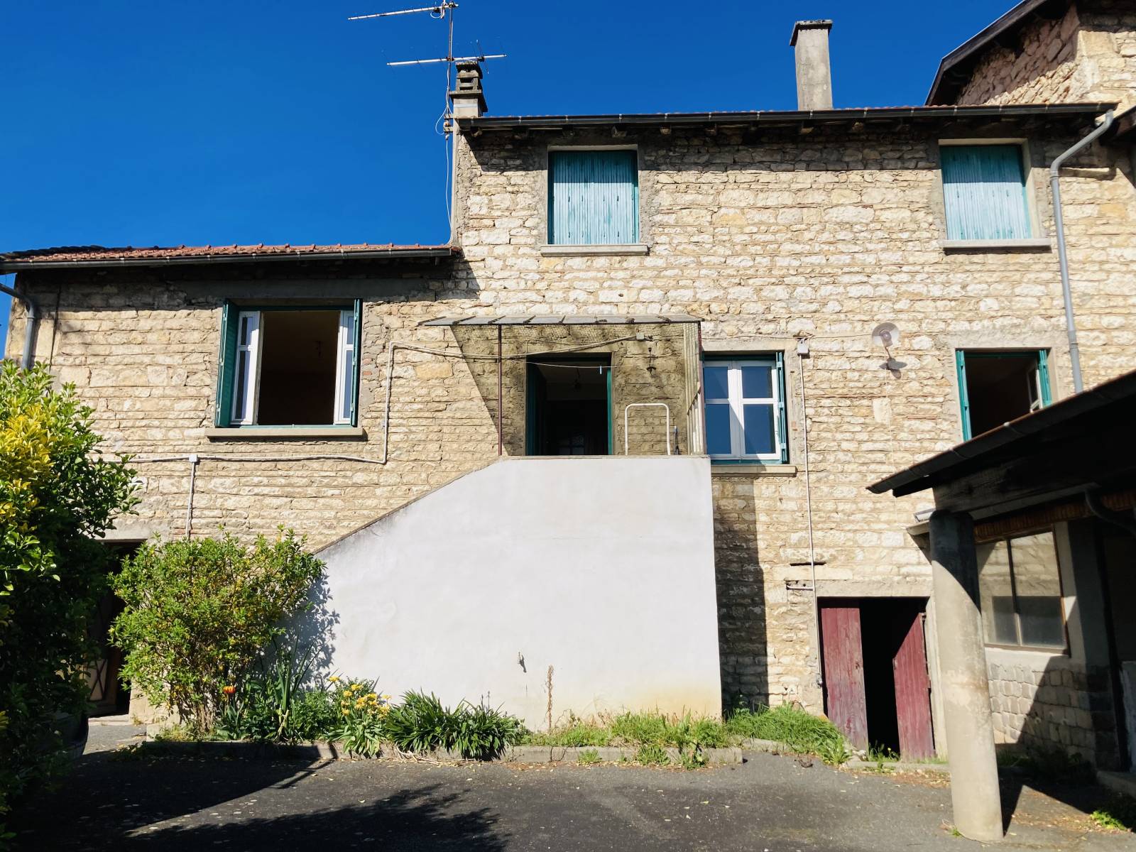 Maison de caractère, à rénover avec garage, cave, appentis, terrain constructible - Lucenay