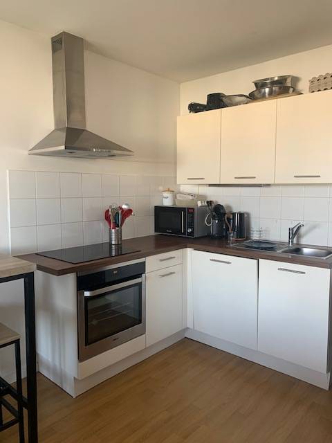 Cuisine équipée donnant sur le séjour et la terrasse de 17m2