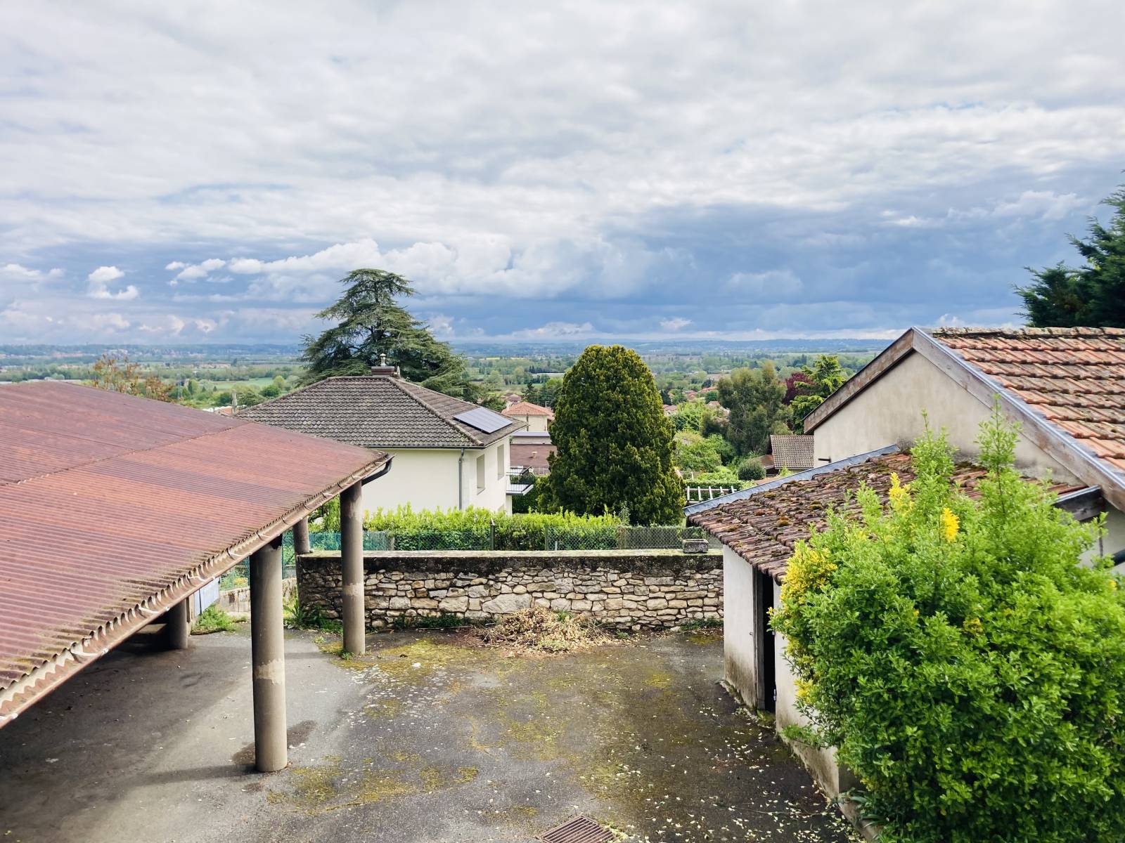 Lucenay, secteur calme et champêtre, maison à rénover avec garage et jardin clos