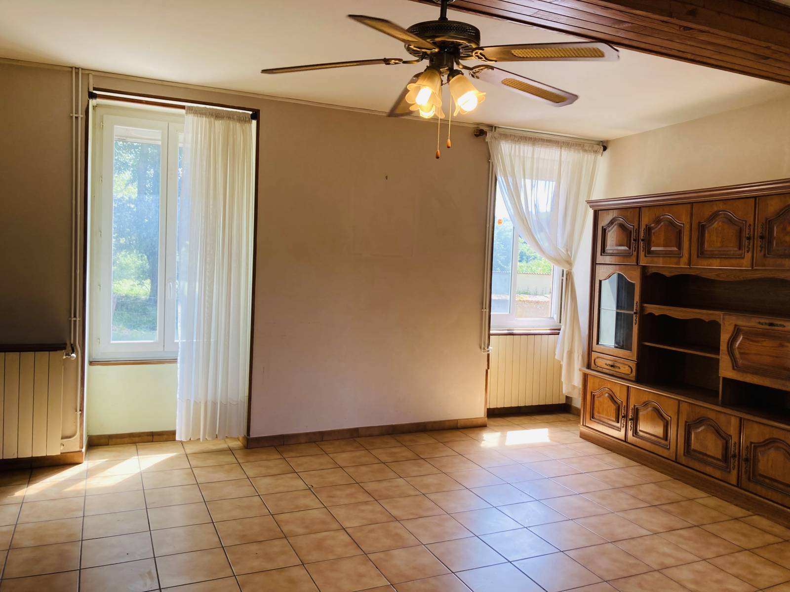 Châtonnay - Maison à fort potentiel sur 1125m² avec nombreuses dépendances