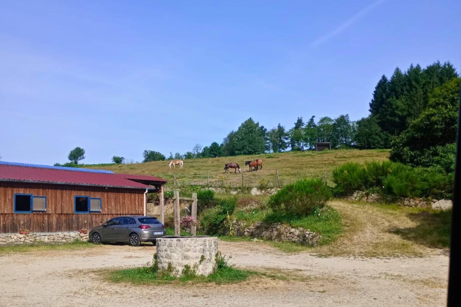 Charmante propriété équestre déployée sur plus de 45 hectares