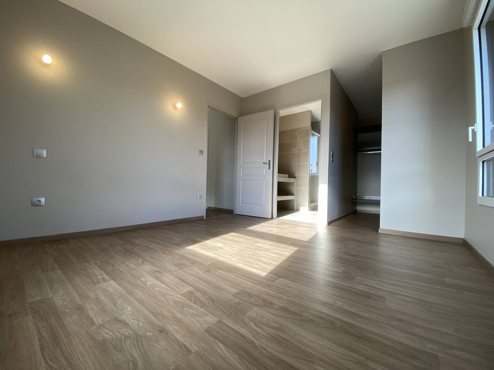 Lumineuse Maison T5 non meublée Tassin-la-Demi-Lune  4 chambres  terrasse et jardin