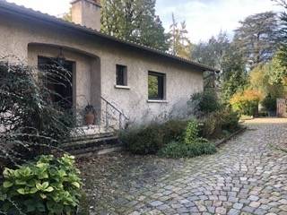 Maison proximité centre Champagne-au-Mont-d'Or  proximité commerces grand terrain au calme