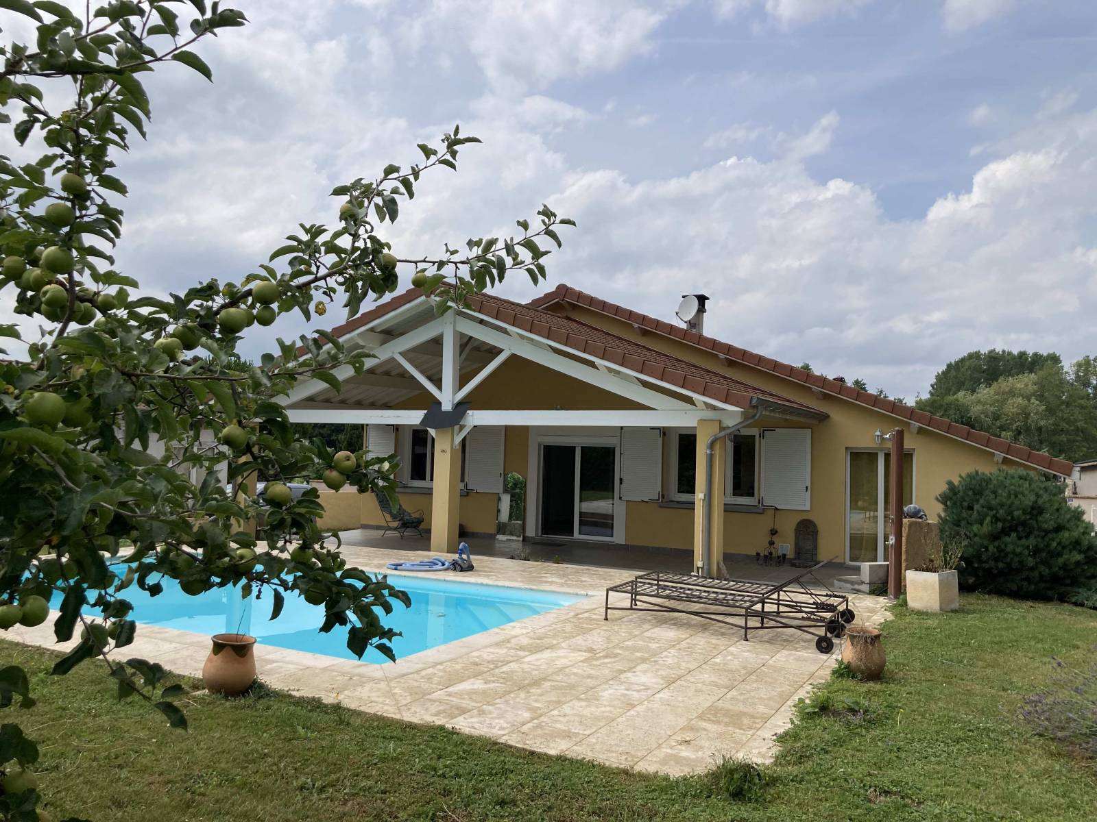 A VENDRE - CHARANTONNAY MAISON T4 AVEC PISCINE ET DEPENDANCES ET GARAGE