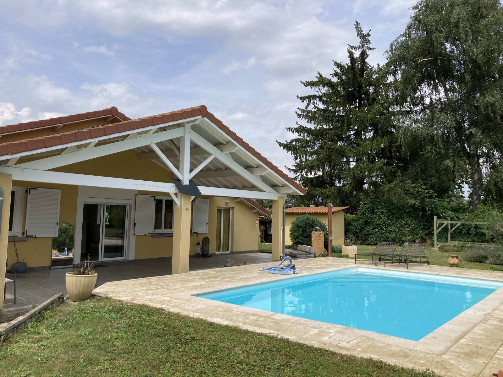 Charantonnay - Maison T5 de plain-pied avec piscine - Dépendances et terrain arboré
