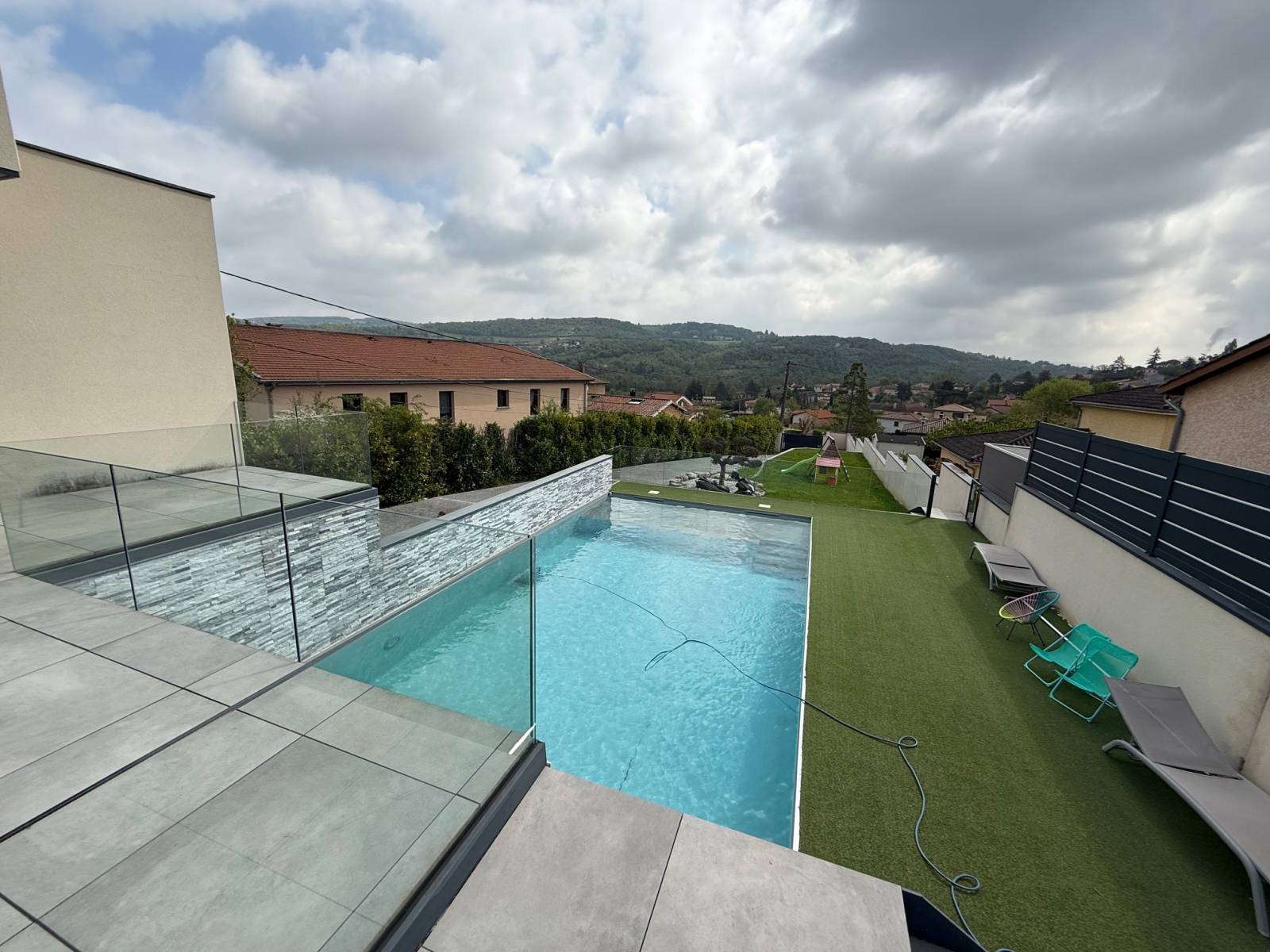Châtillon d'Azergue, Maison T5 de 218 m2  avec grand sous sol de plus de 100m2 sur un terrain de 1280 m2