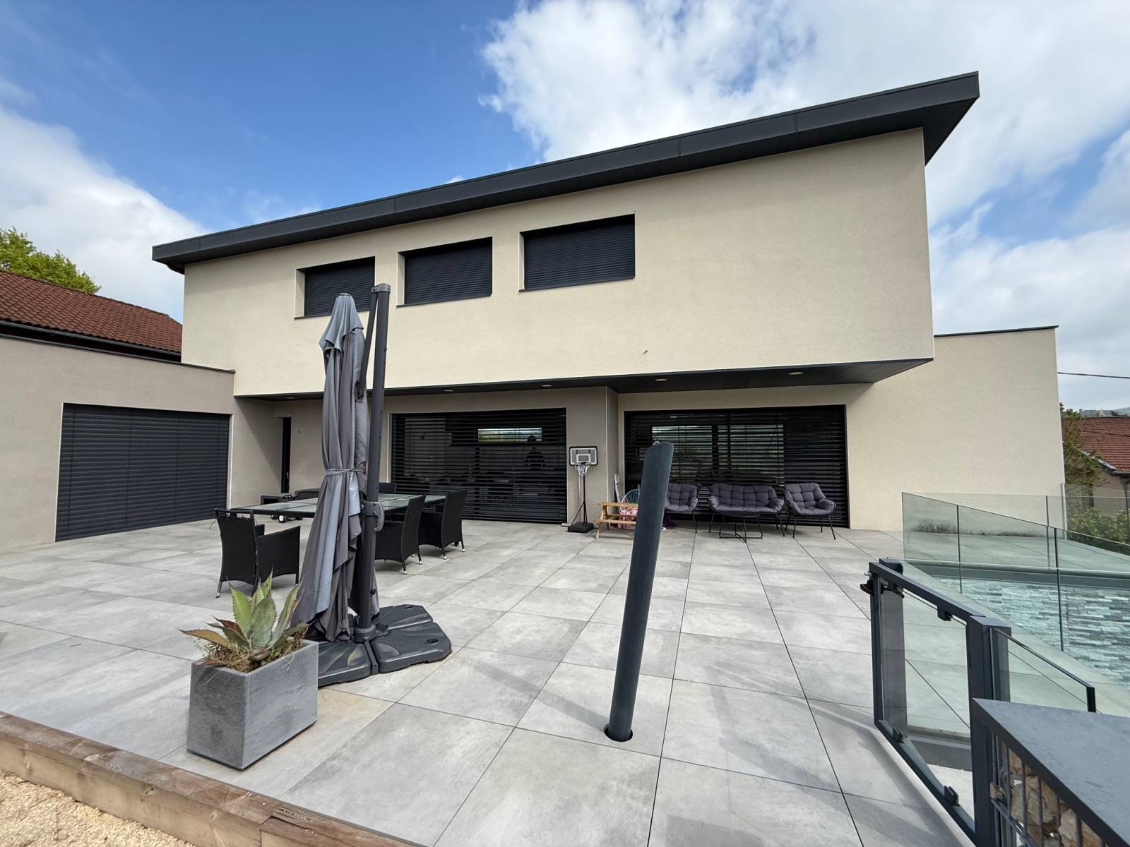 Châtillon d'Azergue, Maison T5 de 218 m2  avec grand sous sol de plus de 100m2 sur un terrain de 1280 m2