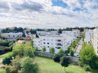 T4 avec vue dégagée et place de stationnement privative - proche commerces et écoles - Bron