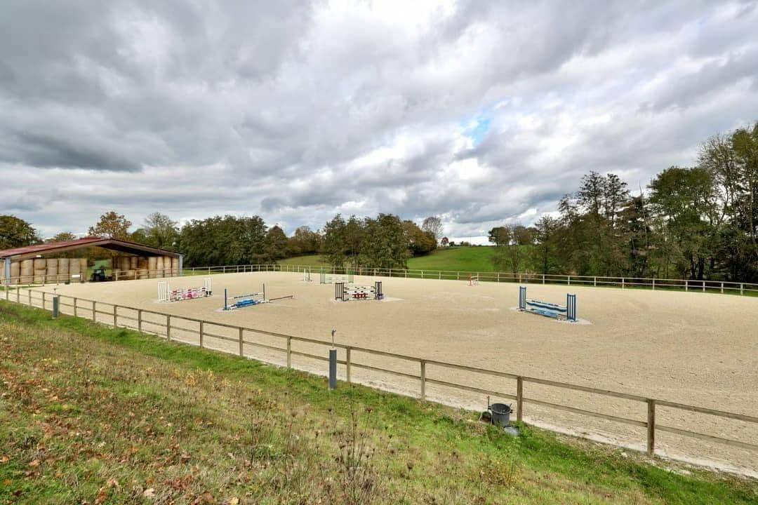 manège et box avec maison pour les chevaux rivière 