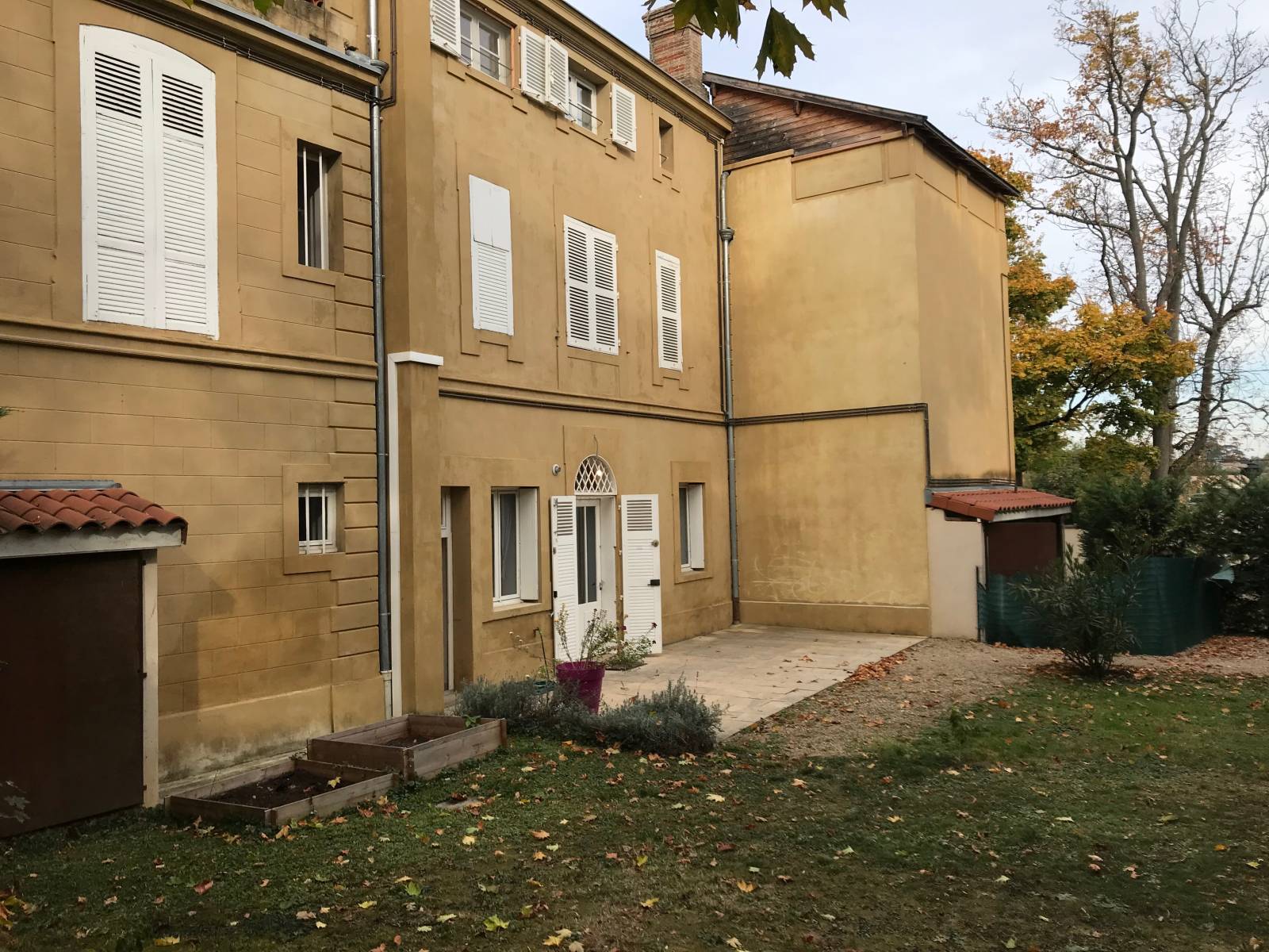 Appartement T3 lumineux à vendre avec grande terrasse ou balcon, vue dégagée, idéal pour investisseur à St Cyr au Mont d'Or dans les Mont d'Or