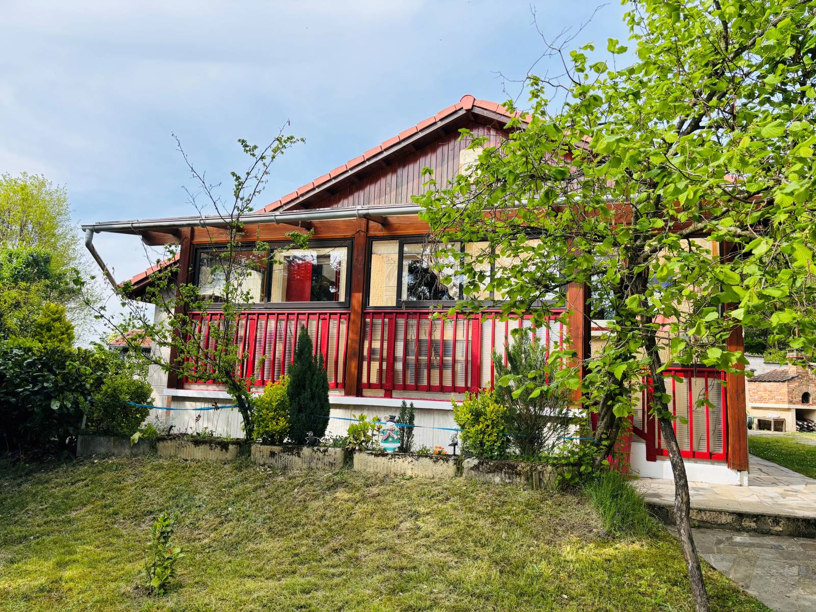 Maison contemporaine à vendre de plain pied ou à étage avec piscine privée et finitions modernes à proximité de St Cyr au Mont d'Or dans les Mont d'Or