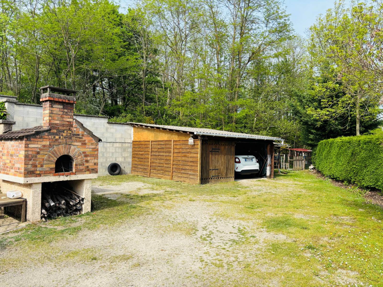 Belle maison sur un terrain arboré et boisé 5280m² avec dépendances - Artas
