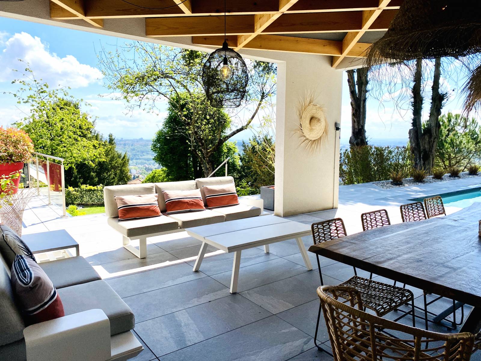 maison saint-cyr limite collonges contemporaine d'exception avec piscine plein sud sur collonges au mont d'or, limite saint Cyr au Mont d'Or, 483 m², au calme, sans vis a vis. terrain avec vue imprenable sur Lyon et la chaine des Alpes
