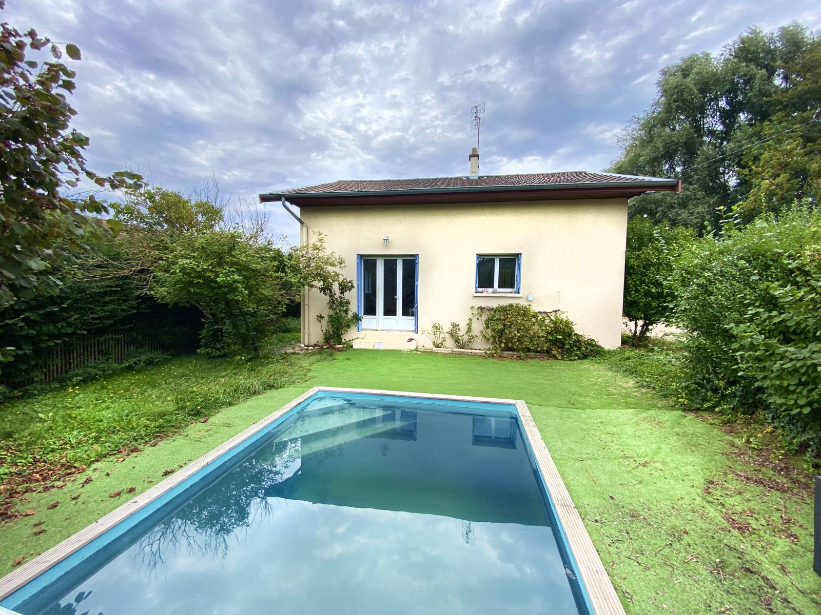 Disponible à la vente : Maison avec terrain plat de 800m2 et piscine à Bourg-en-Bresse