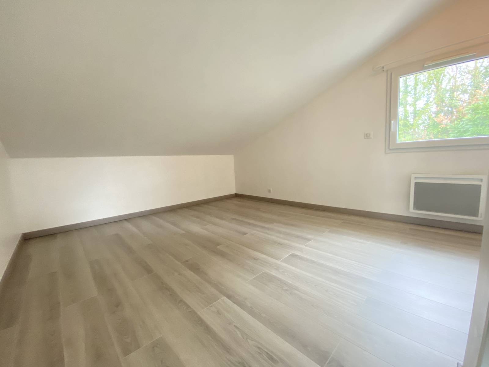 Charmante maison avec piscine et terrain plat arboré à Bourg-en-Bresse
