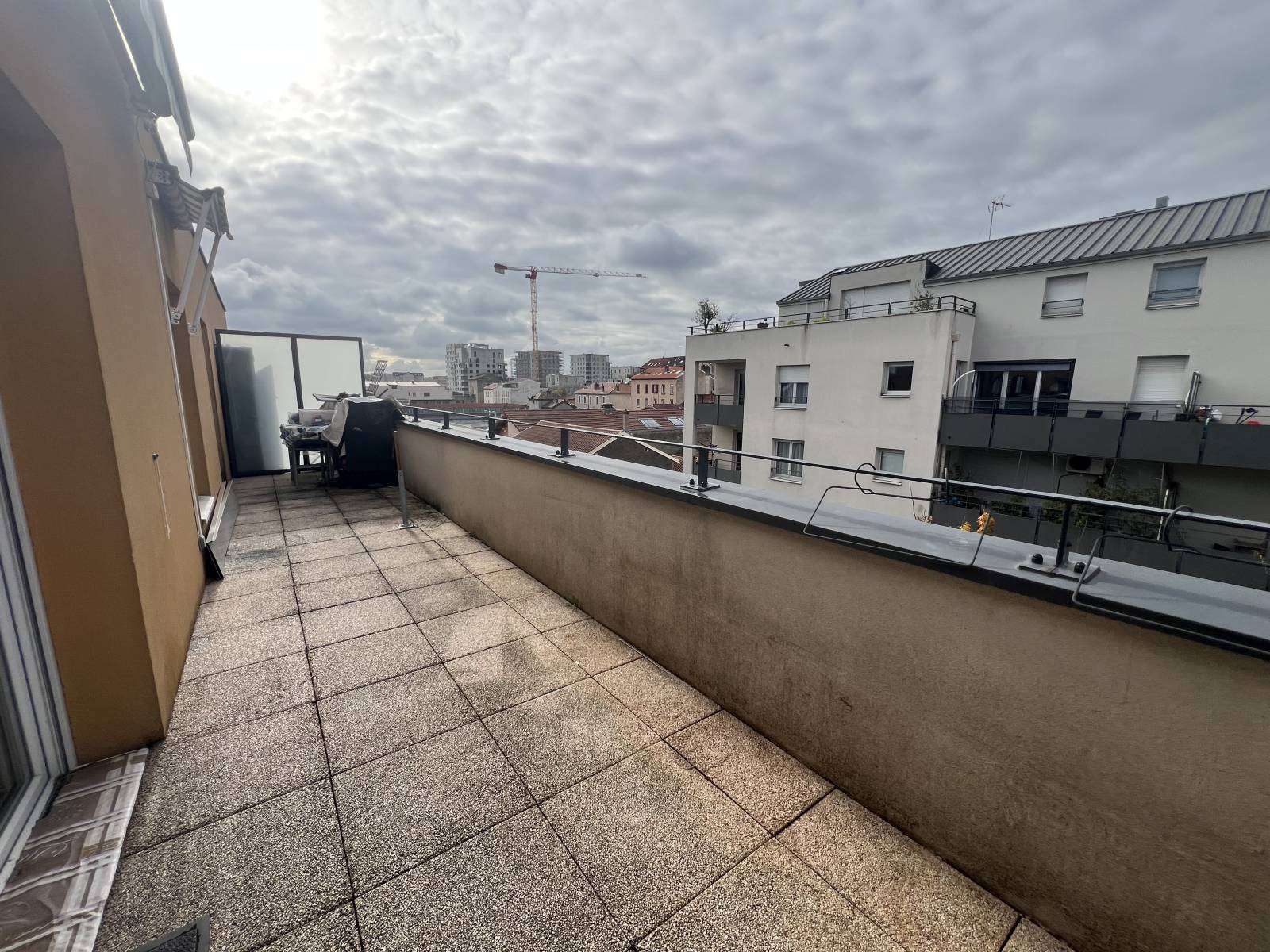 Villeurbanne, T2 dernier étage, avec terrasse et parking