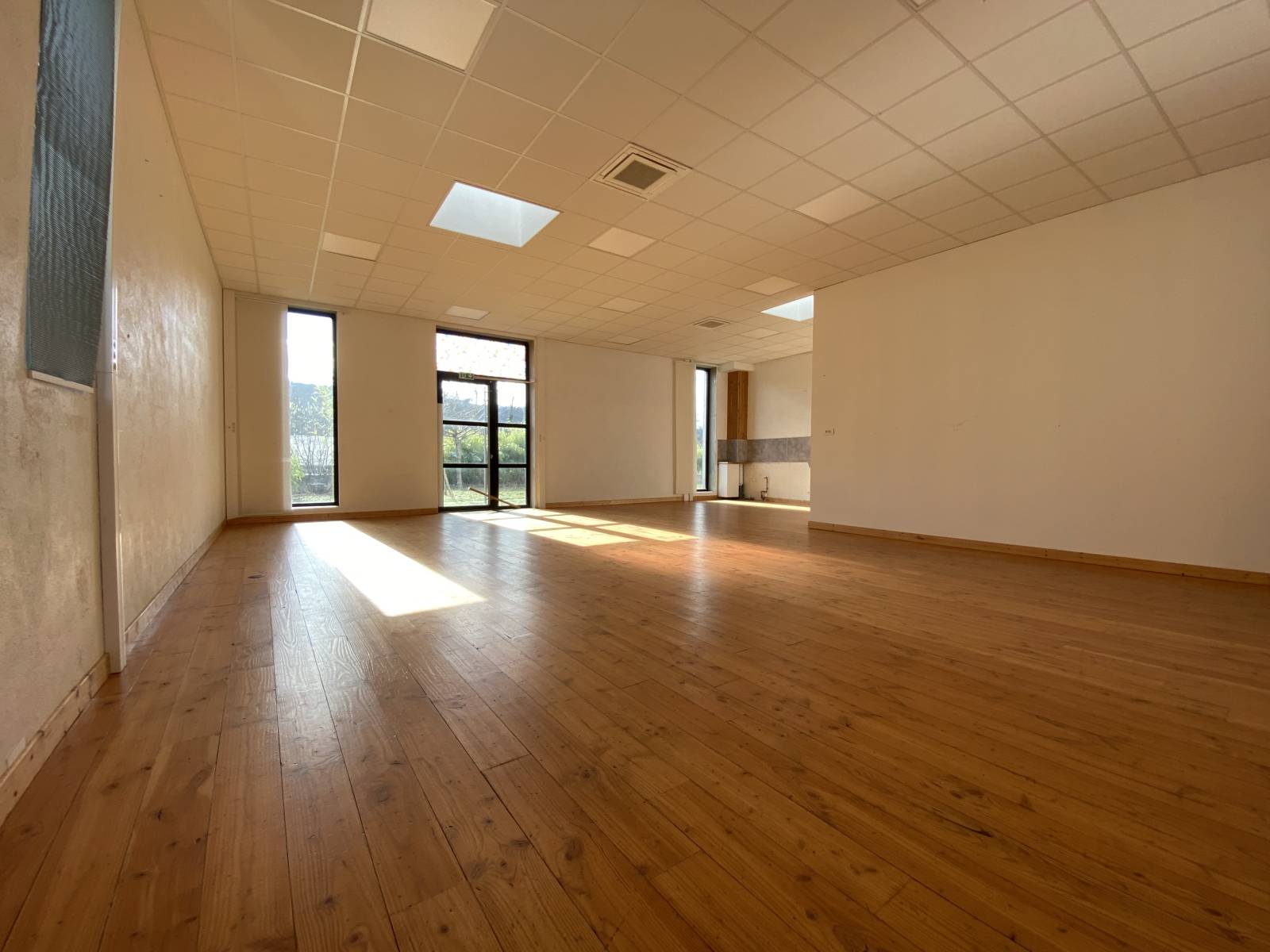 Disponible à la vente : Bureaux et stationnement au Nord de Saint Etienne