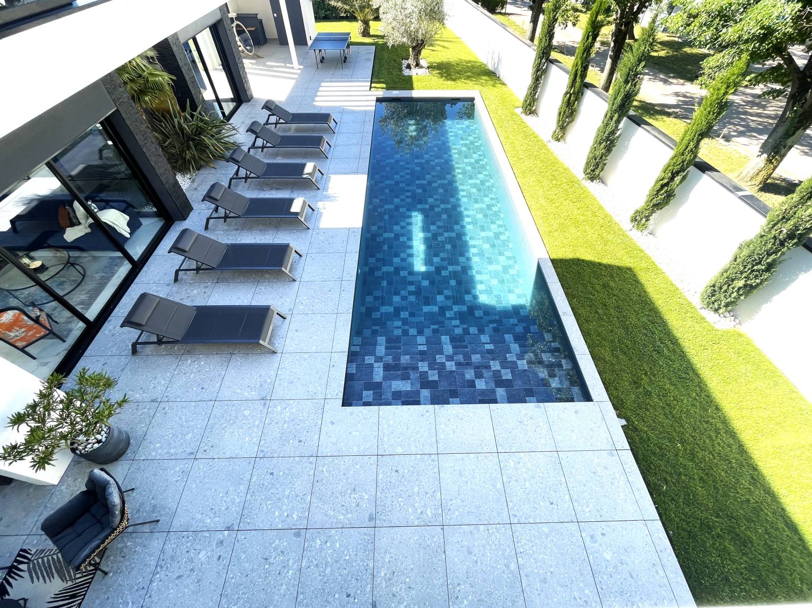 Maison d'architecture contemporaine et récente à Tassin-La-Demi-Lune limite Charbonnières avec 5 chambres en suite parentale et très grande piscine de 12 m de long