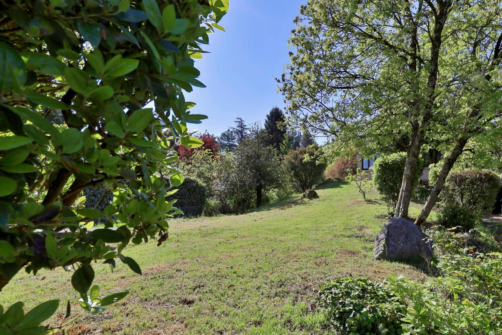 Joli terrain paysagé de 1383 m²